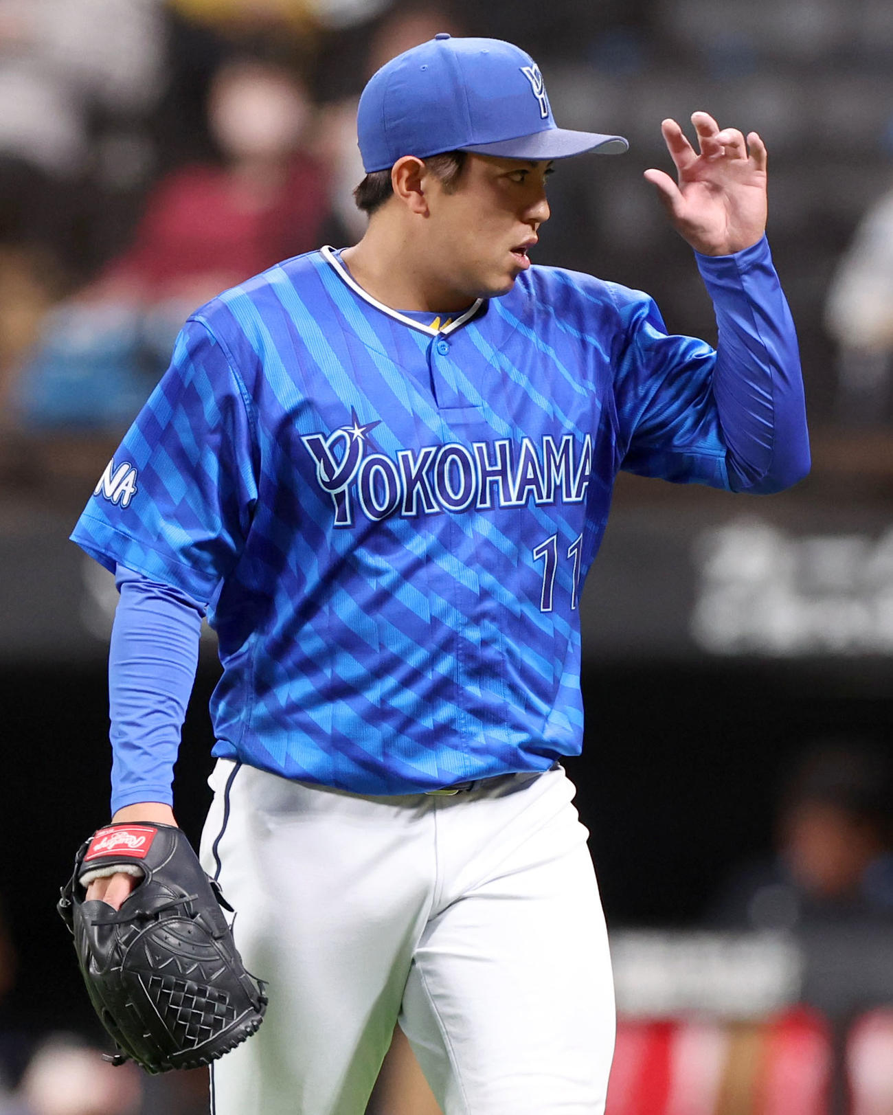 日本ハム対DeNA 2回裏を無失点に抑えベンチに戻る東（撮影・佐藤翔太）