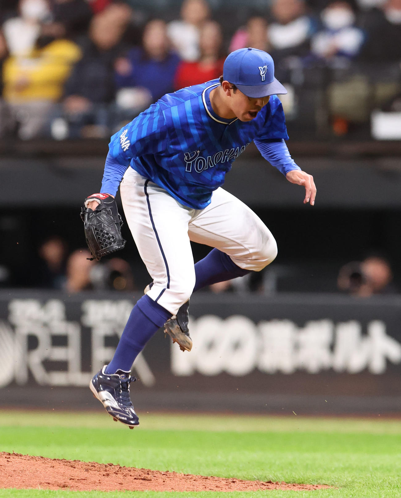 日本ハム対DeNA 5回裏日本ハム2死、水野の折れたバットをジャンプしてよける東（撮影・佐藤翔太）