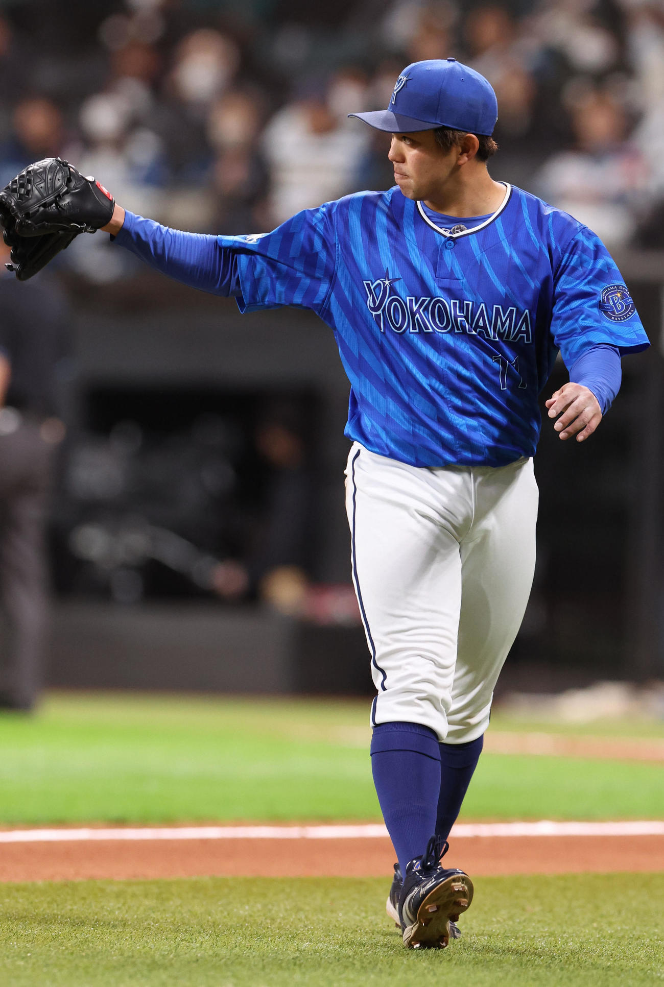 日本ハム対DeNA 6回裏を無失点に抑えベンチに戻る東（撮影・佐藤翔太）