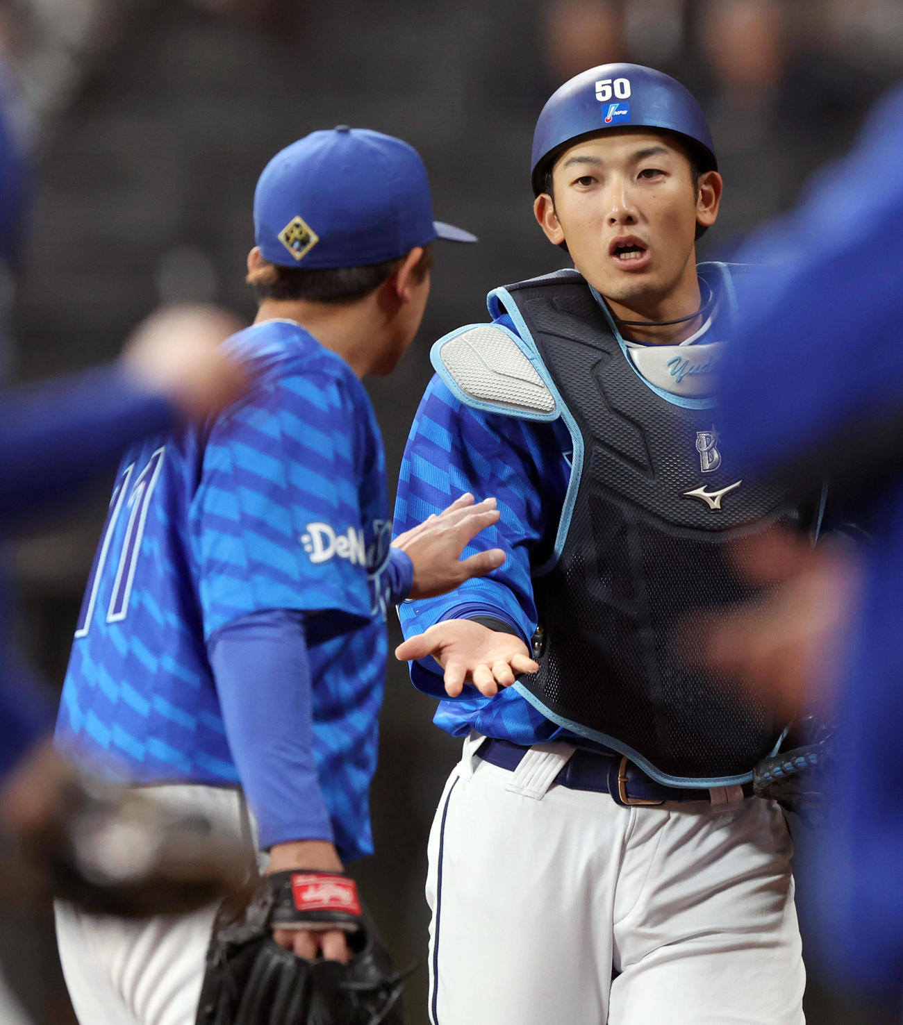 日本ハム対DeNA 6回裏を無失点に抑えベンチに戻る東（左手前）と山本（撮影・佐藤翔太）