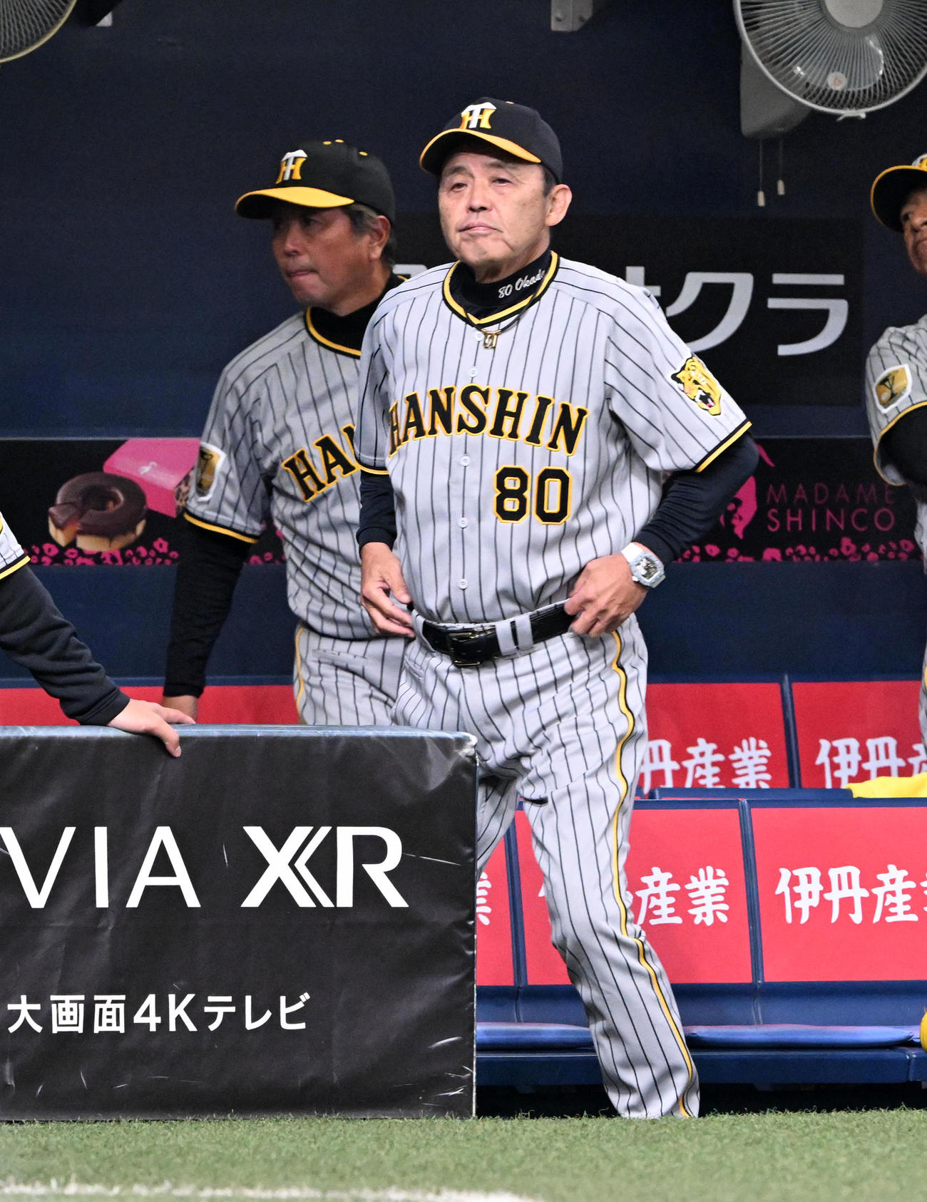 オリックス対阪神　9回表阪神1死一塁、代打に糸原を告げる岡田監督（撮影・前岡正明）