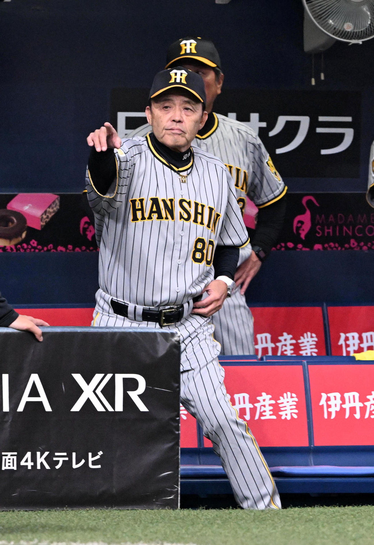オリックス対阪神　9回表阪神1死一塁、代打に糸原を告げる岡田監督（撮影・前岡正明）