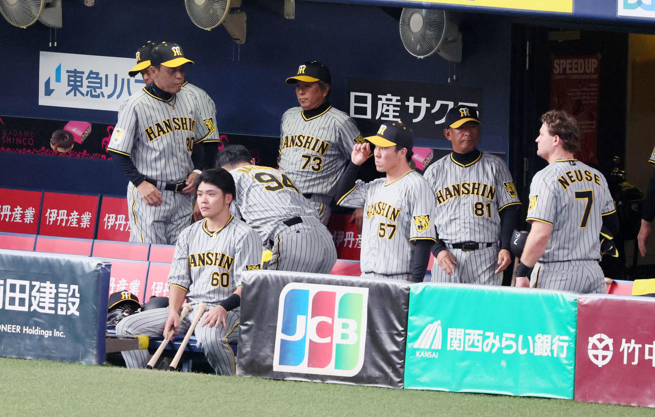 オリックス対阪神　オリックスに敗れて引き揚げる岡田監督（左）ら（撮影・加藤哉）