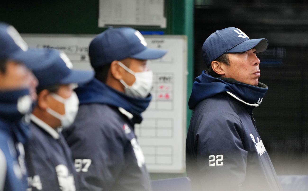 西武対ヤクルト　スコアを見つめるヤクルト高津臣吾監督（右）（撮影・横山健太）