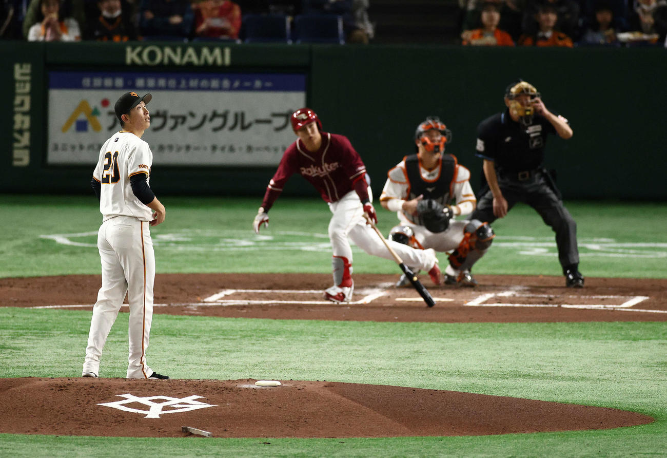 巨人対楽天　3回表楽天無死三塁、太田に左越え先制2点本塁打を浴びる戸郷（撮影・河田真司）