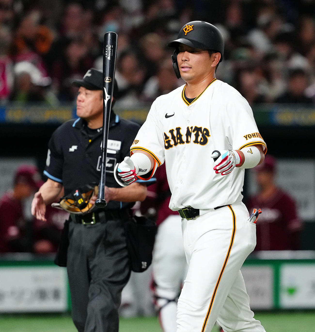 巨人対楽天　2回裏巨人2死、見逃し三振に倒れる岡大城（撮影・たえ見朱実）