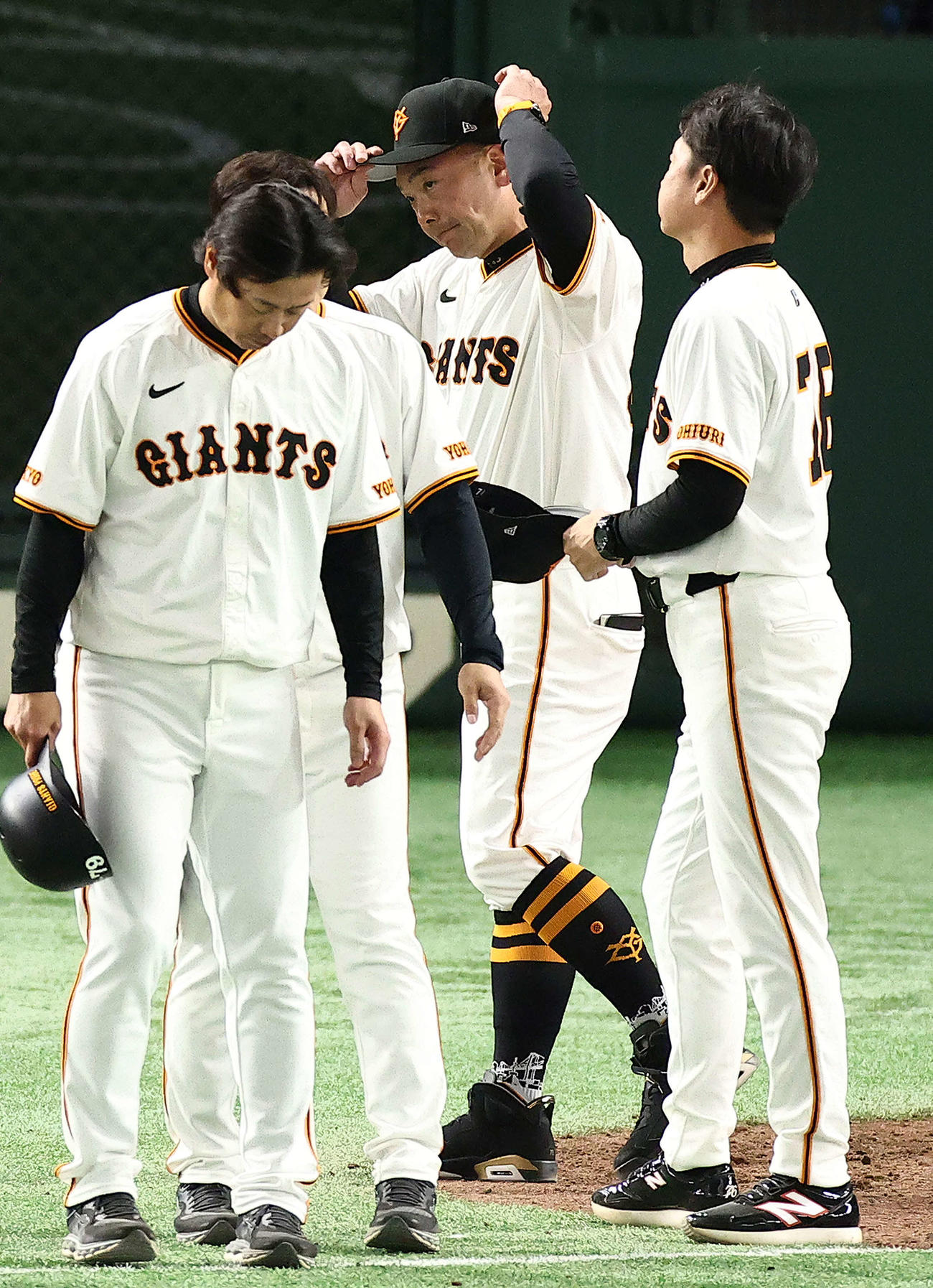 巨人対楽天　楽天に敗れ、浮かない表情を見せる巨人阿部監督（撮影・河田真司）