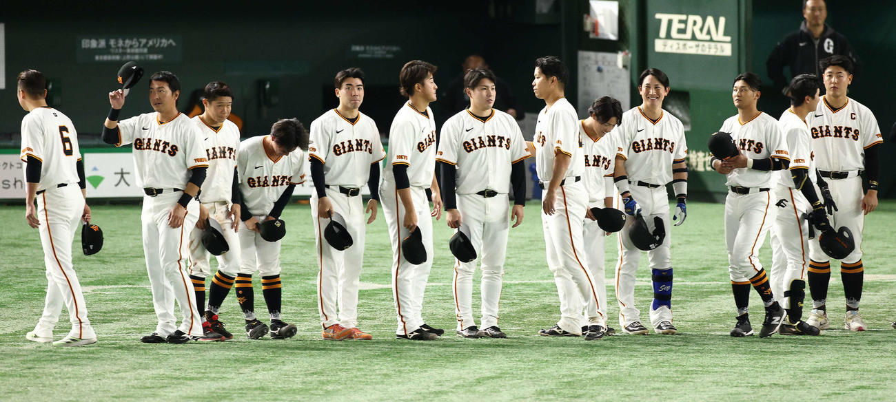 巨人対楽天　楽天に敗れ、観客席にあいさつする巨人ナイン（撮影・河田真司）