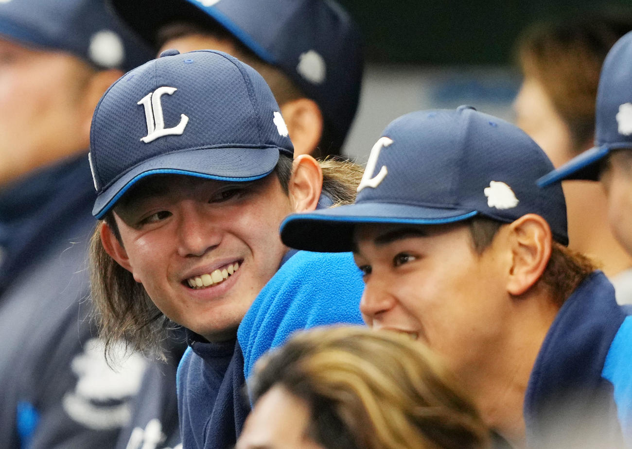 西武対ヤクルト　ベンチで笑顔をみせる西武今井（左）（撮影・横山健太）