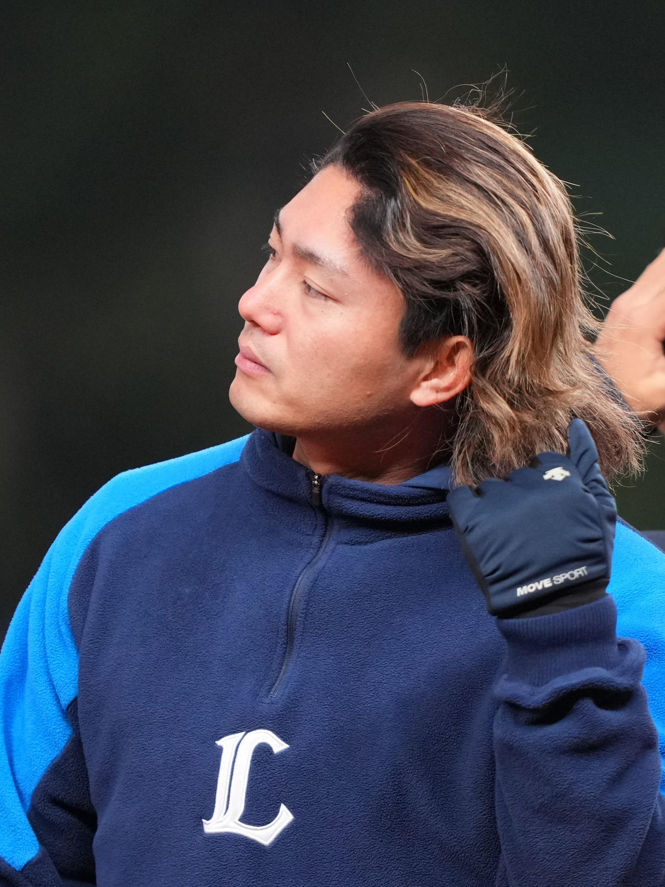 西武対ヤクルト　試合後、ファンへのあいさつを終え引き揚げる西武今井（撮影・横山健太）