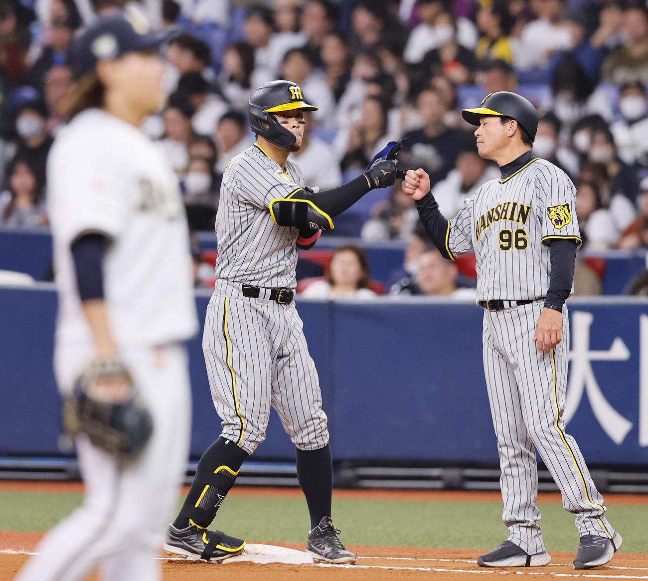 オリックス対阪神　6回表阪神無死、佐藤輝（中央）は右前打を放ちグータッチ（撮影・藤尾明華）