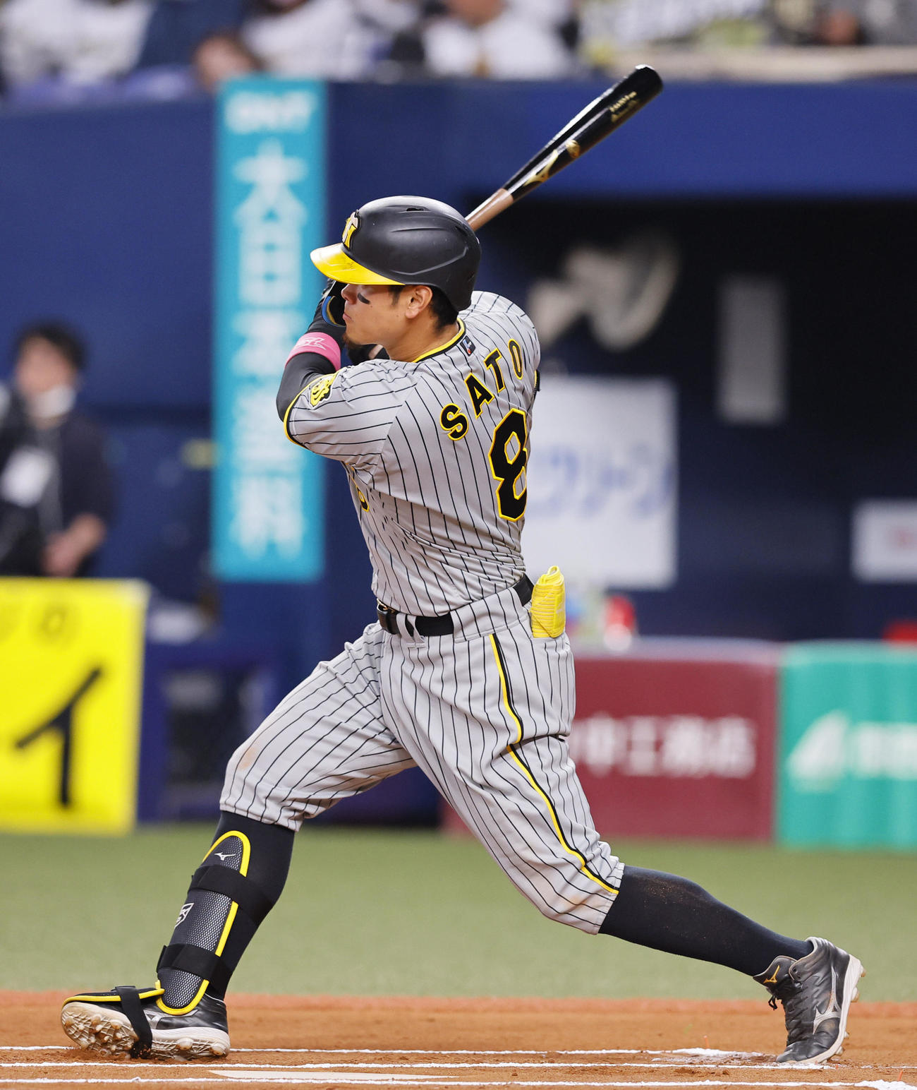 オリックス対阪神　6回表阪神無死、佐藤輝は右前打を放つ（撮影・藤尾明華）