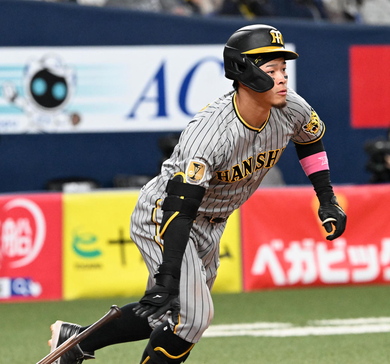 オリックス対阪神　4回表阪神1死、佐藤輝は一塁内野安打を放つ（撮影・前岡正明）