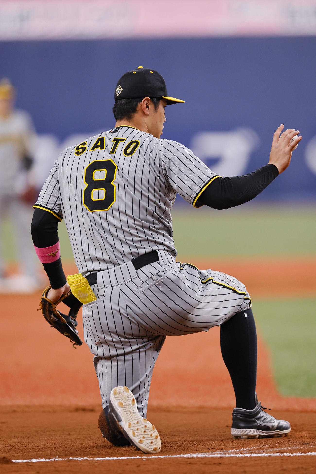 オリックス対阪神　2回裏オリックス1死一塁、福田の三直を好捕する佐藤輝（撮影・藤尾明華）
