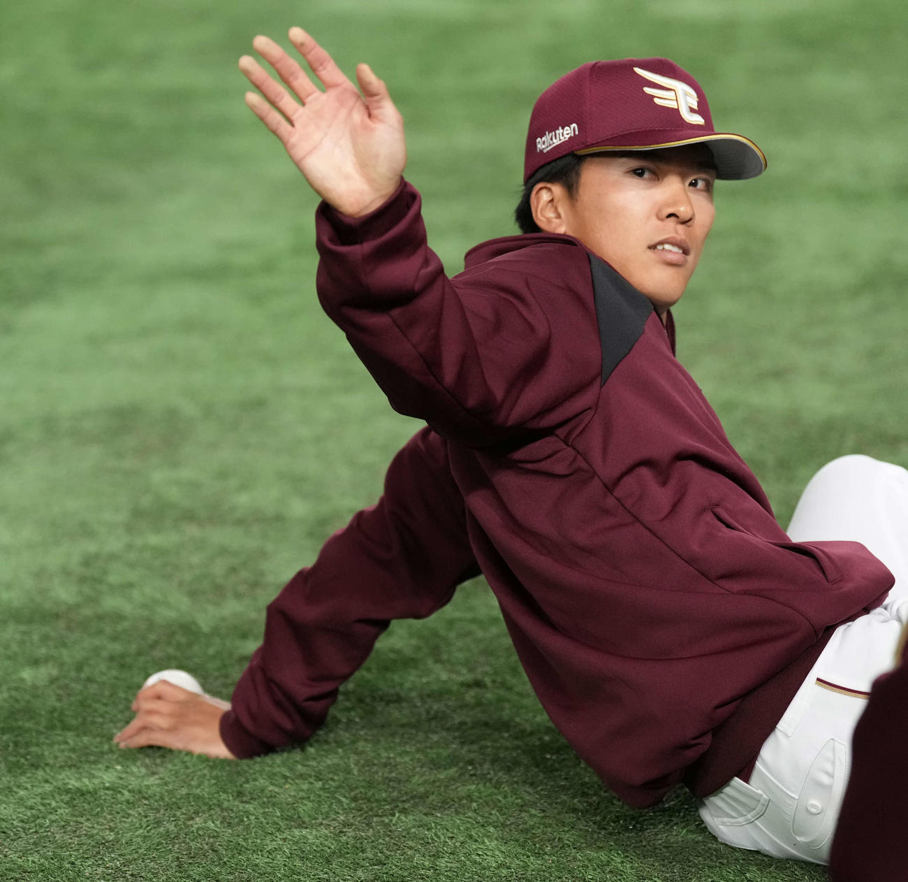 巨人対楽天　試合後のクールダウン中、ファンの声援に応える早川（撮影・井上学）