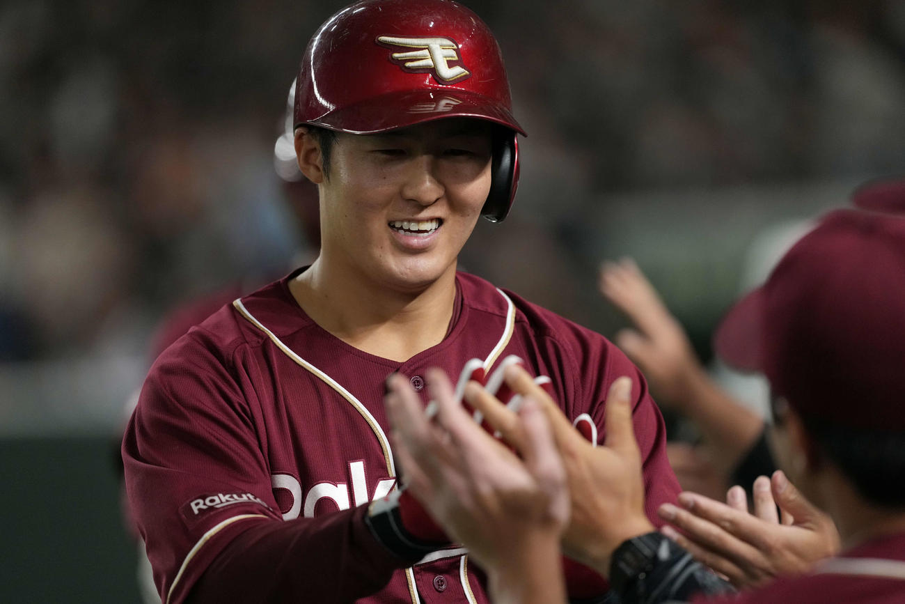 巨人対楽天　3回表楽天無死三塁、2点本塁打を放った太田はチームメートとタッチをかわす（撮影・井上学）