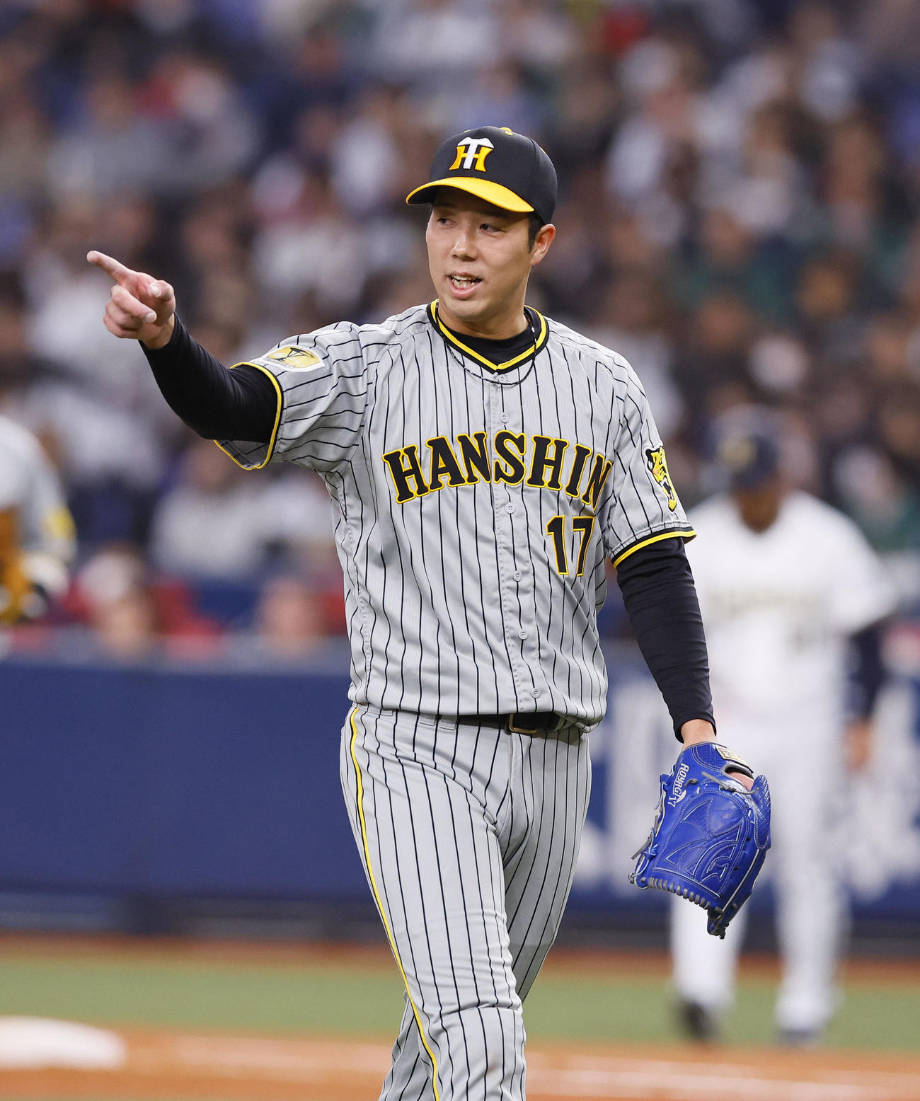 オリックス対阪神　3回を終え、野手を指さしベンチに戻る阪神青柳（撮影・藤尾明華）