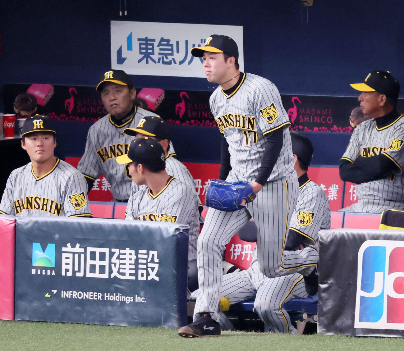 オリックス対阪神　4回裏オリックス無死、負傷治療を行った阪神青柳は、駆け足でグラウンドへ戻る。左から2人目は岡田監督（撮影・加藤哉）
