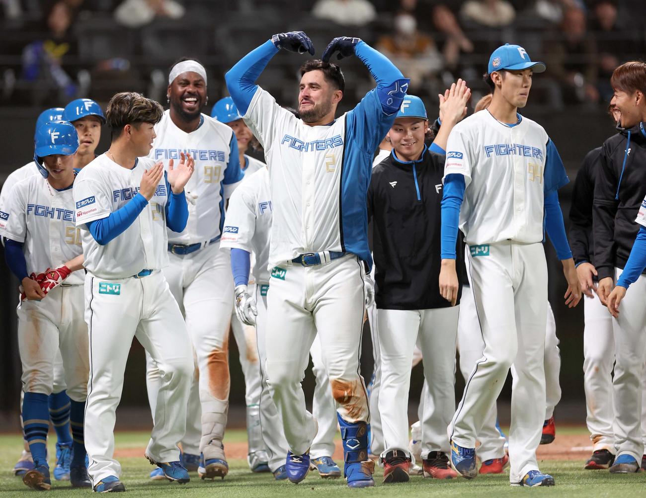 日本ハム対DeNA 9回裏日本ハム無死一、二塁、左越えサヨナラ3点本塁打を放ちポーズをとるマルティネス（撮影・黒川智章）