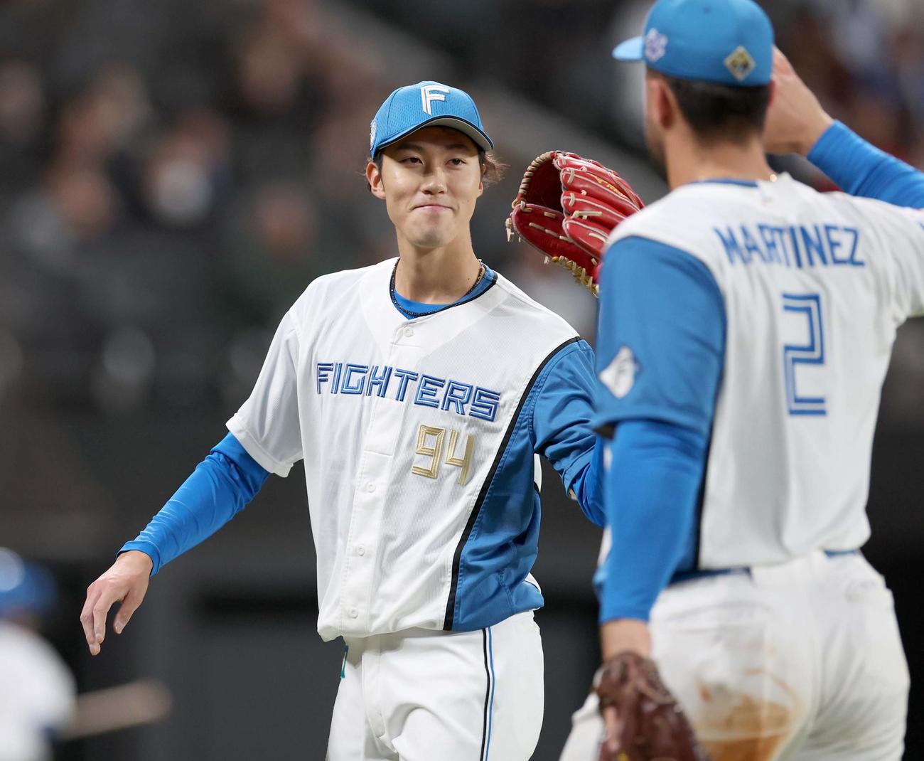 日本ハム対DeNA 8回表、無失点に抑え笑顔で引き揚げる福島（撮影・黒川智章）