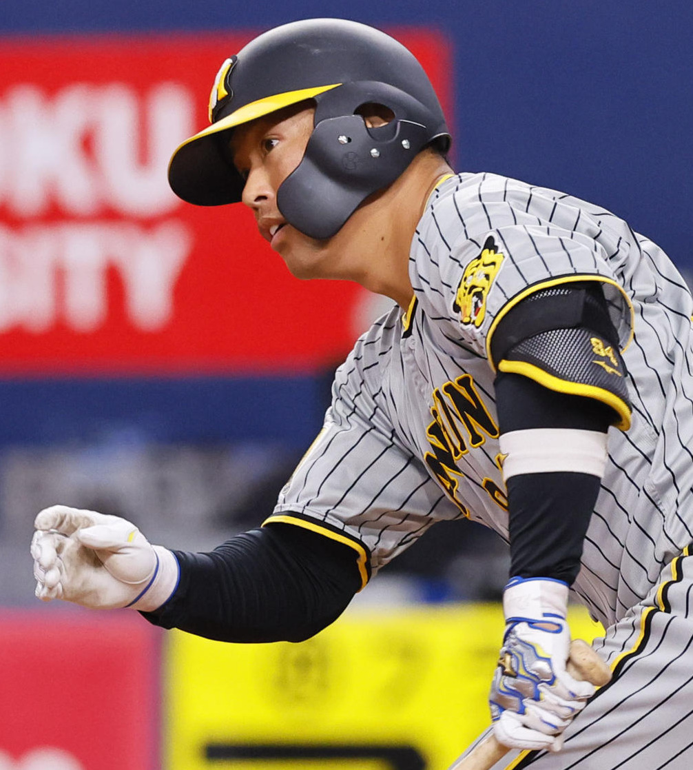オリックス対阪神　4回表阪神2死一塁、原口は左前打を放つ（撮影・藤尾明華）