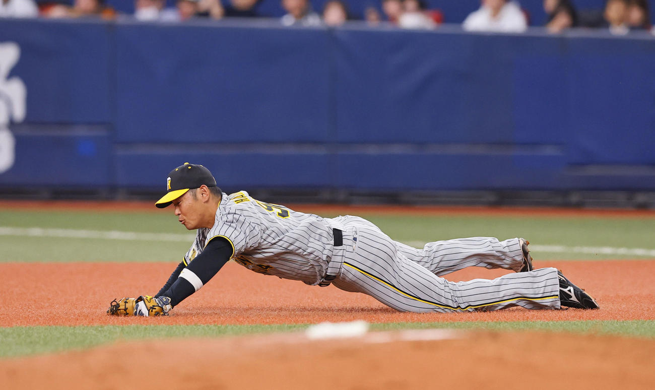 オリックス対阪神　7回裏オリックス1死、原口は福田の打球を好捕し一ゴロとする（撮影・藤尾明華）