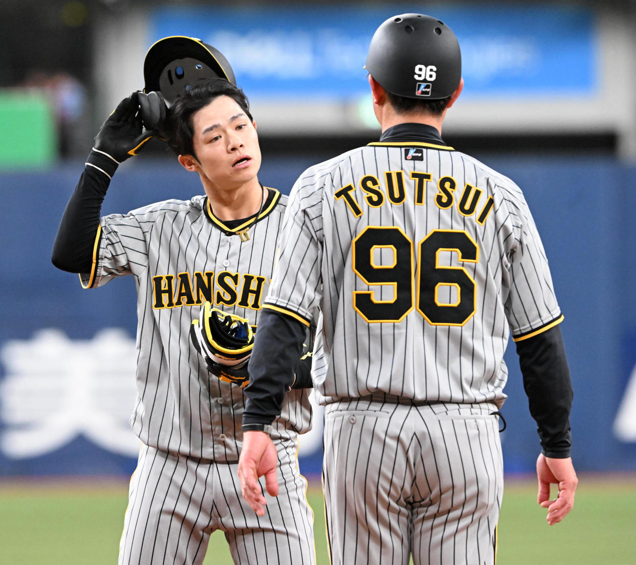 オリックス対阪神　3回表阪神2死一、二塁、中野（左）は左飛に倒れる。右は筒井コーチ（撮影・前岡正明）