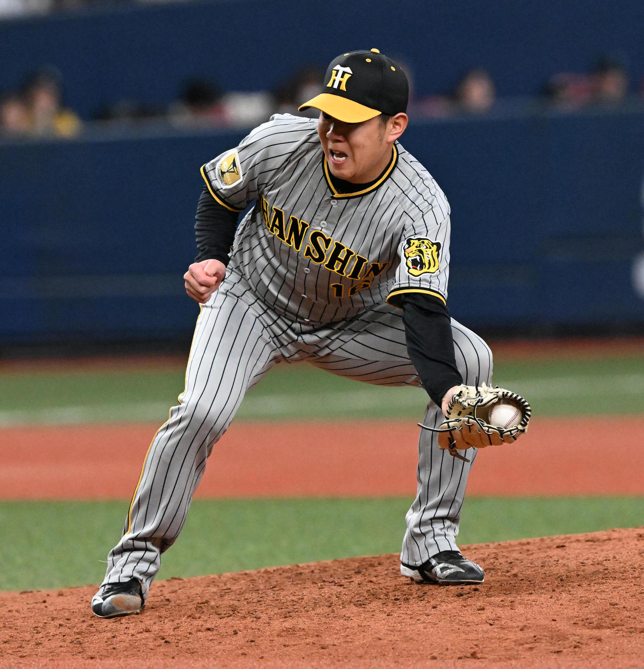オリックス対阪神　5回表オリックス無死1塁、西野の投ゴロを捕球する阪神2番手の西勇（撮影・前岡正明）