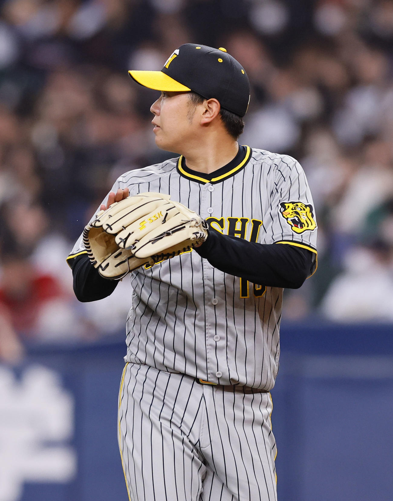 オリックス対阪神　6回裏オリックス2死、ゴンザレスを二ゴロに打ち取りグラブをたたく西勇（撮影・藤尾明華）