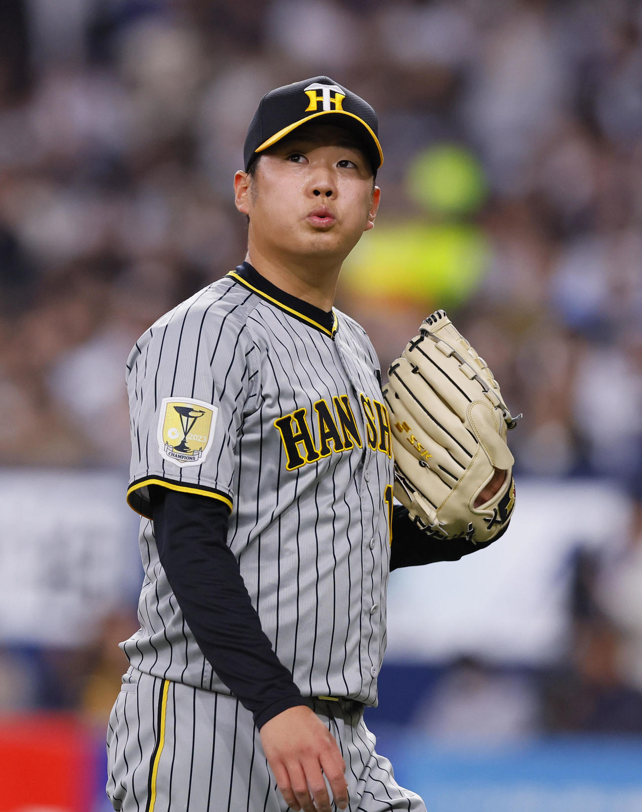 オリックス対阪神　5回を終、ベンチに戻る阪神西勇（撮影・藤尾明華）