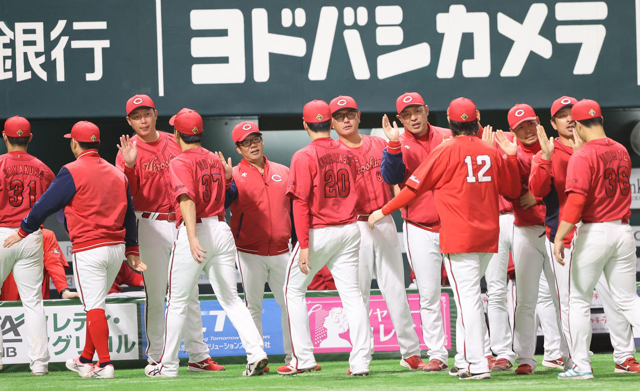 ソフトバンク対広島　ソフトバンクに引き分けハイタッチをナインとかわす新井監督（撮影・梅根麻紀）