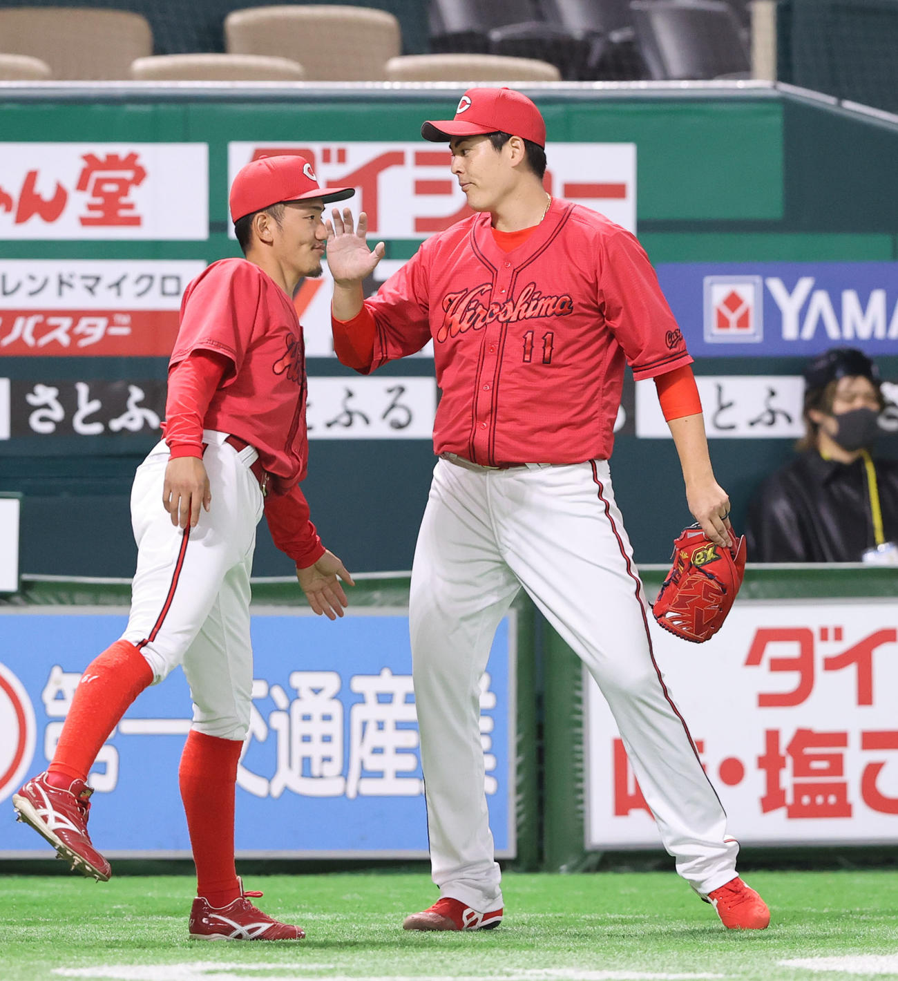 ソフトバンク対広島　1回を投げ終わり野手とハイタッチする九里（撮影・梅根麻紀）