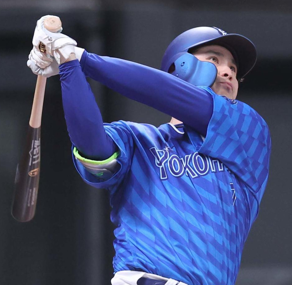 日本ハム対DeNA 6回表DeNA1死、右越え本塁打を放つ佐野（撮影・黒川智章）