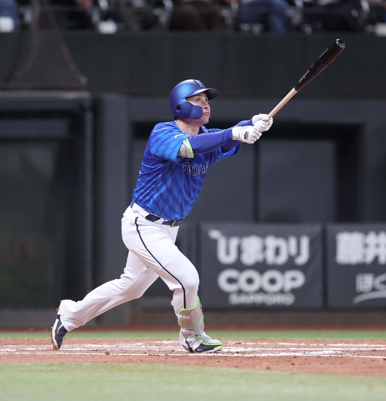 日本ハム対DeNA 6回表DeNA1死、右越え本塁打を放つ佐野（撮影・黒川智章）