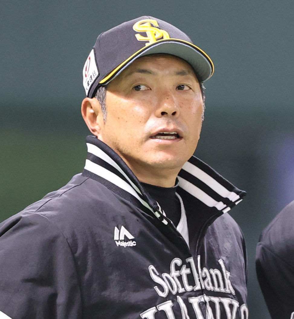 ソフトバンク対広島　審判に選手交代を告げる小久保監督（撮影・梅根麻紀）