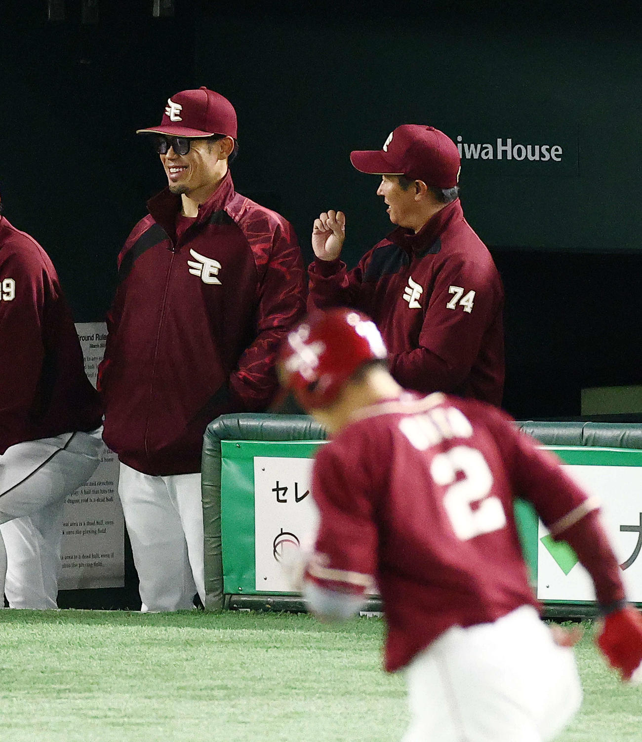 巨人対楽天　3回表楽天無死三塁、太田（手前）が左越え先制2点本塁打を放ち、笑顔を見せる今江監督（撮影・河田真司）