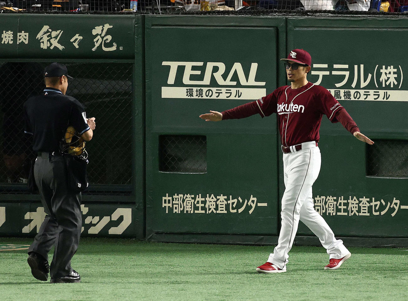 巨人対楽天　6回表を終え、選手交代を告げる今江監督（撮影・河田真司）