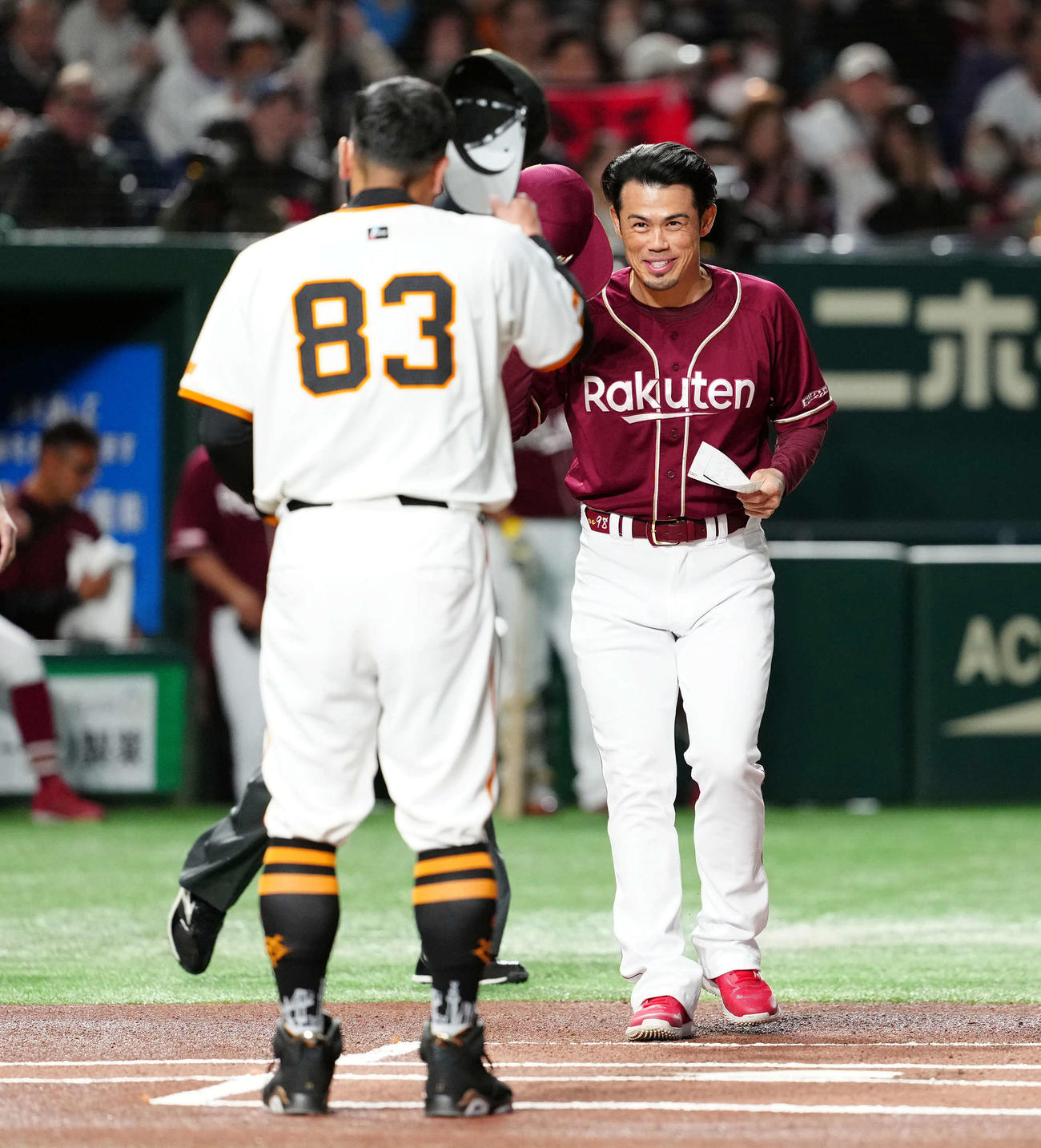 巨人対楽天　メンバー表の最終確認で笑顔を見せる楽天の今江監督（撮影・たえ見朱実）