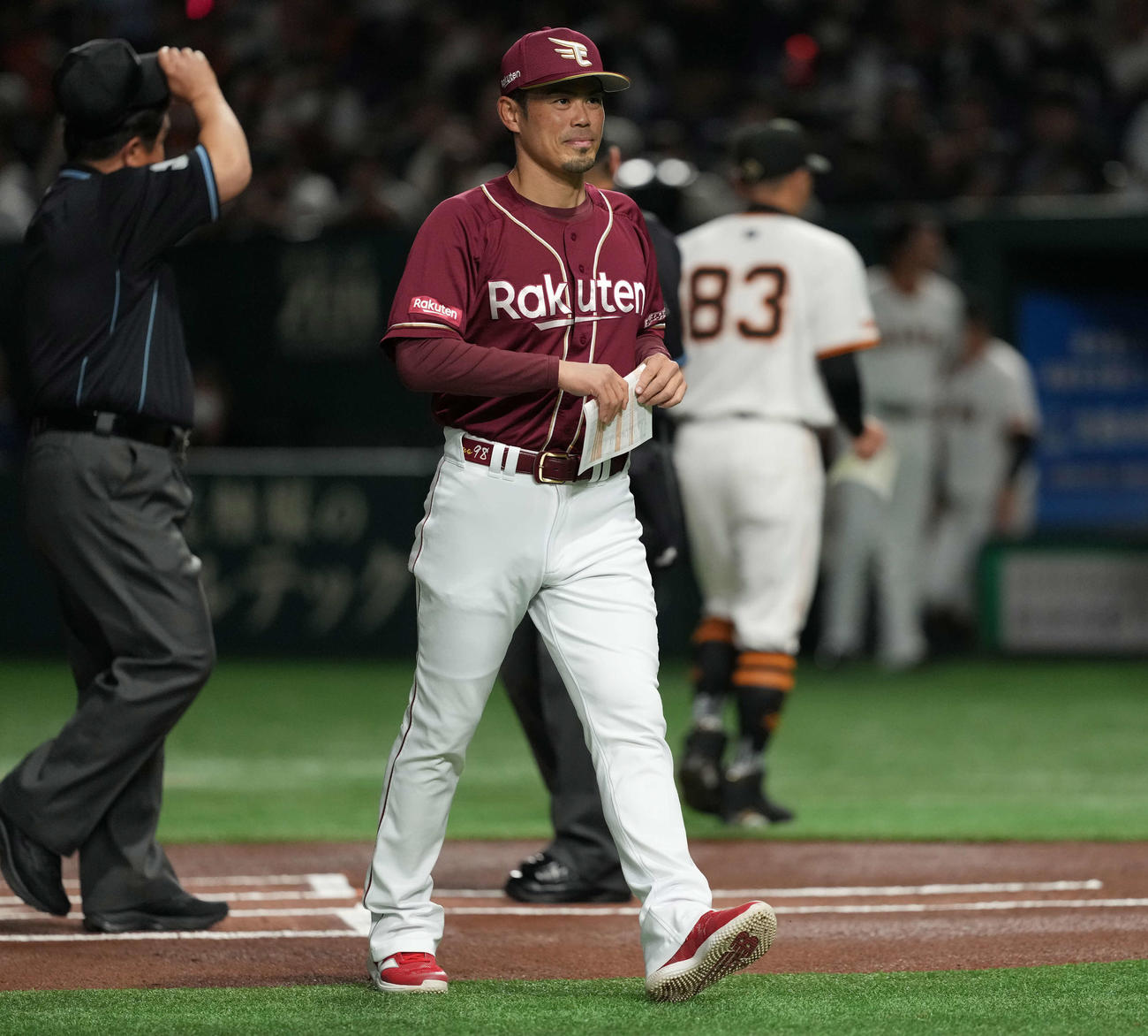 巨人対楽天　メンバー交換を終えた楽天今江監督（撮影・井上学）