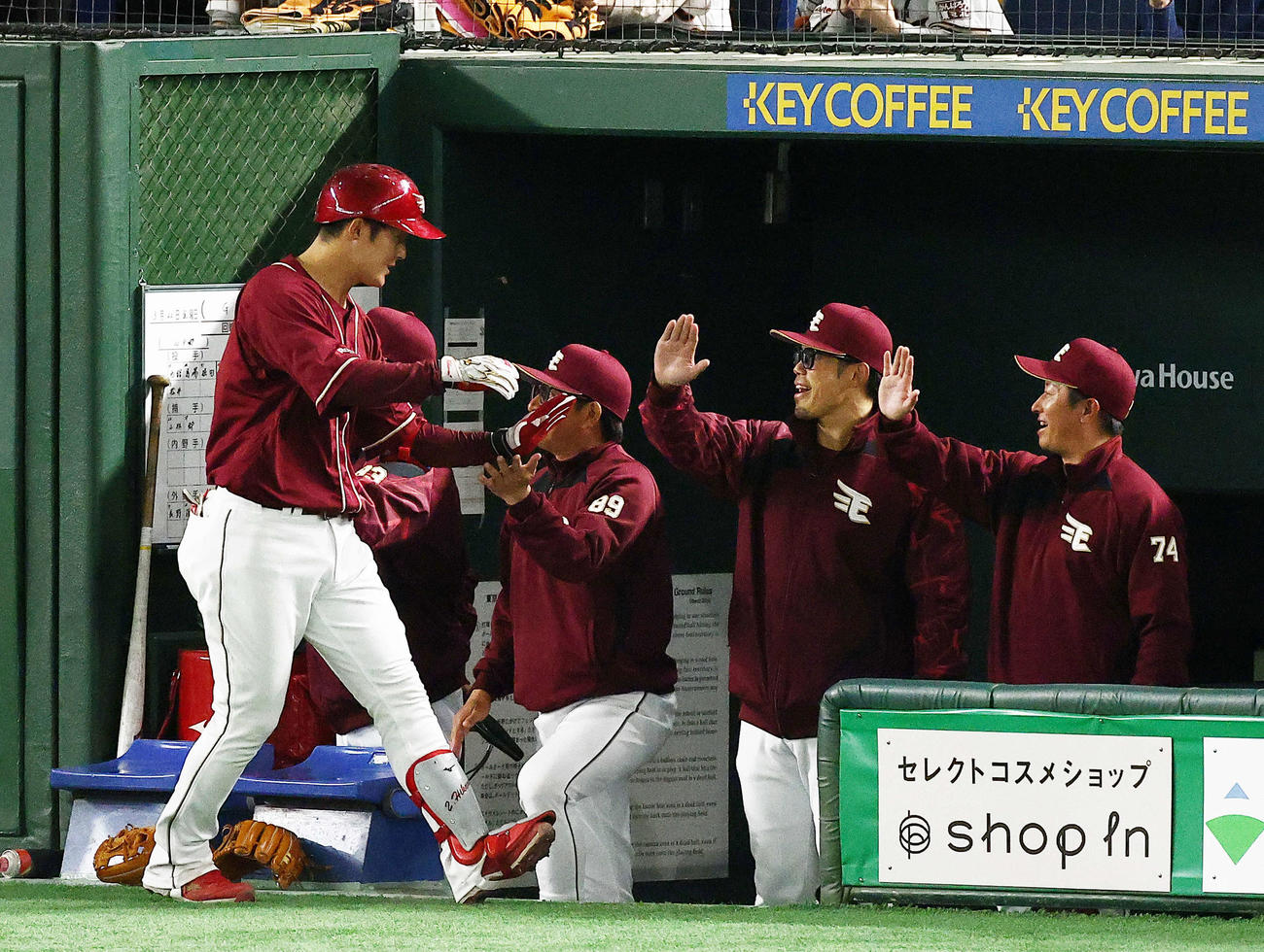 巨人対楽天　3回表楽天無死三塁、左越え先制2点本塁打で生還しする太田を迎える今江監督（撮影・河田真司）