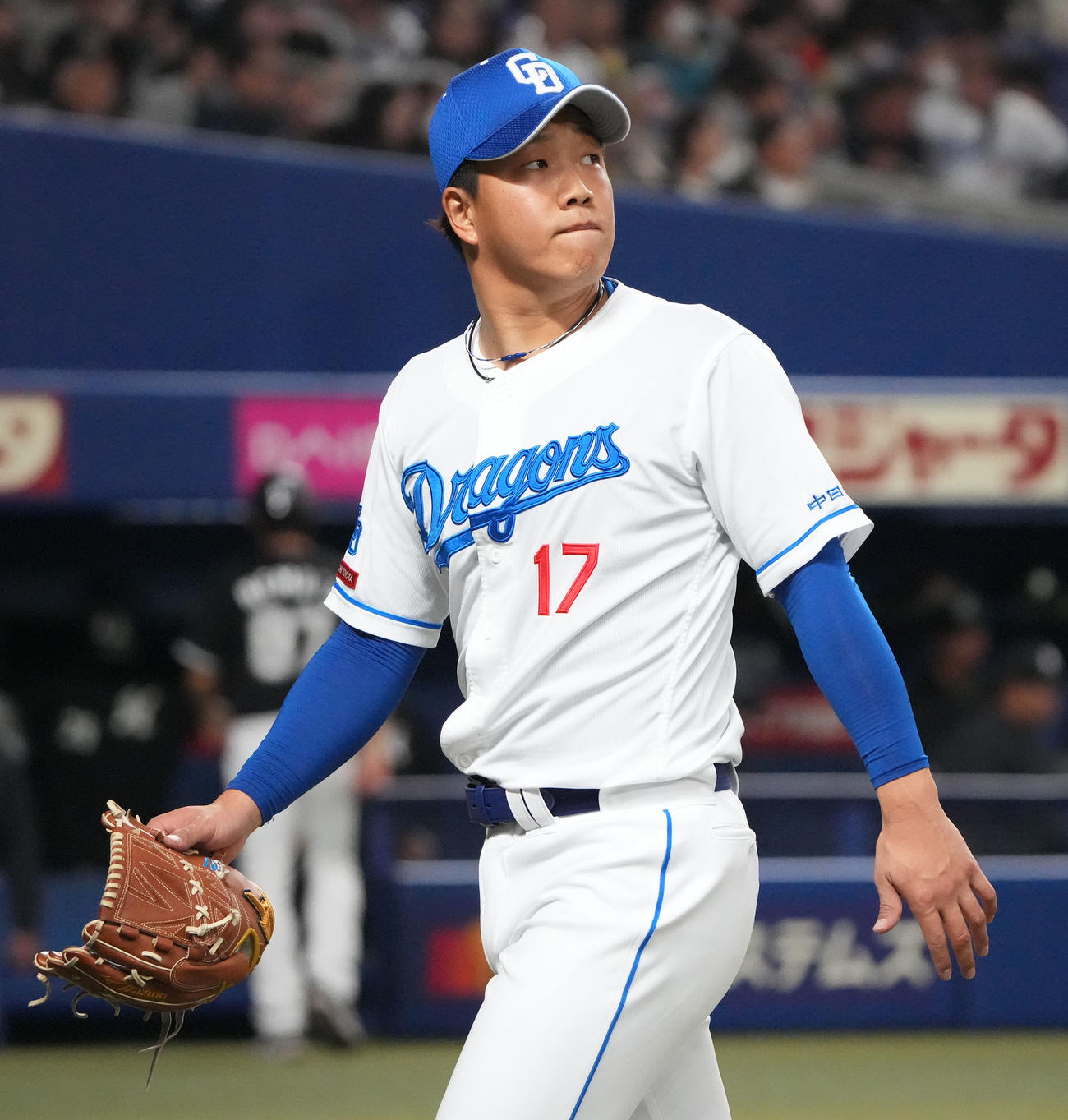 中日対ロッテ　1回表終了、ベンチへ戻る中日先発の柳（撮影・森本幸一）