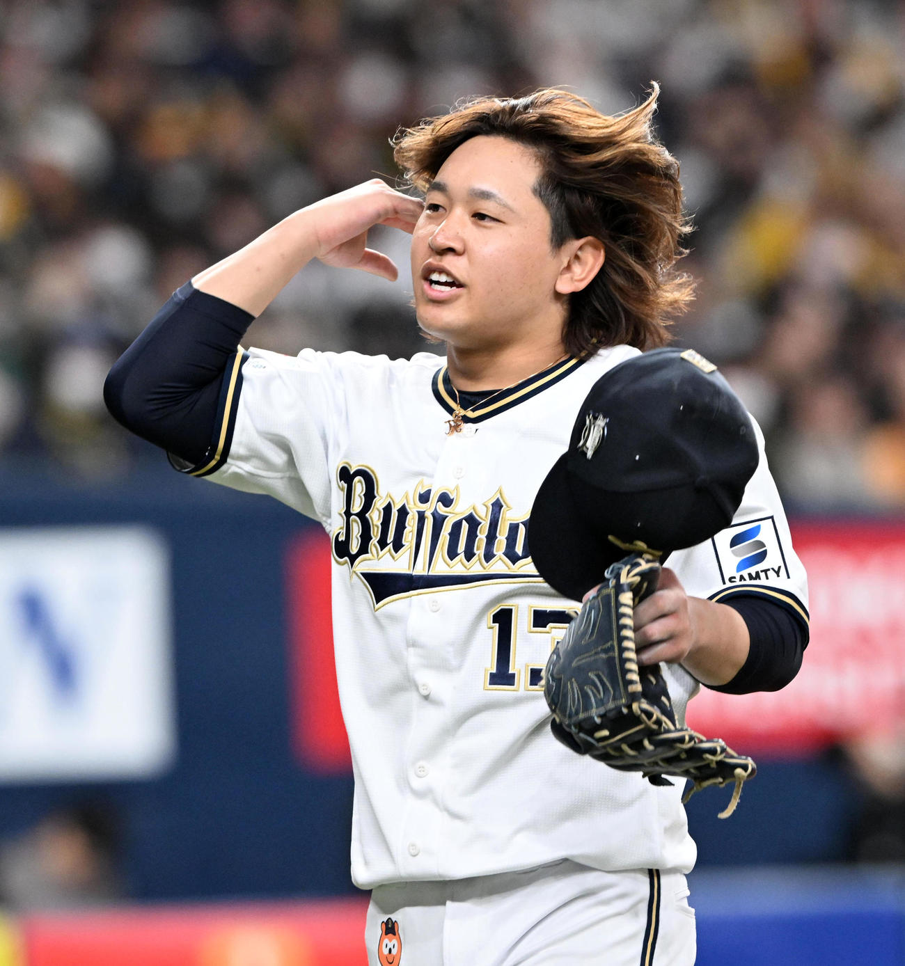 オリックス対阪神　5回表阪神攻撃終了、無失点で5回を投げ終えた宮城は、笑顔でベンチに戻る（撮影・前岡正明）