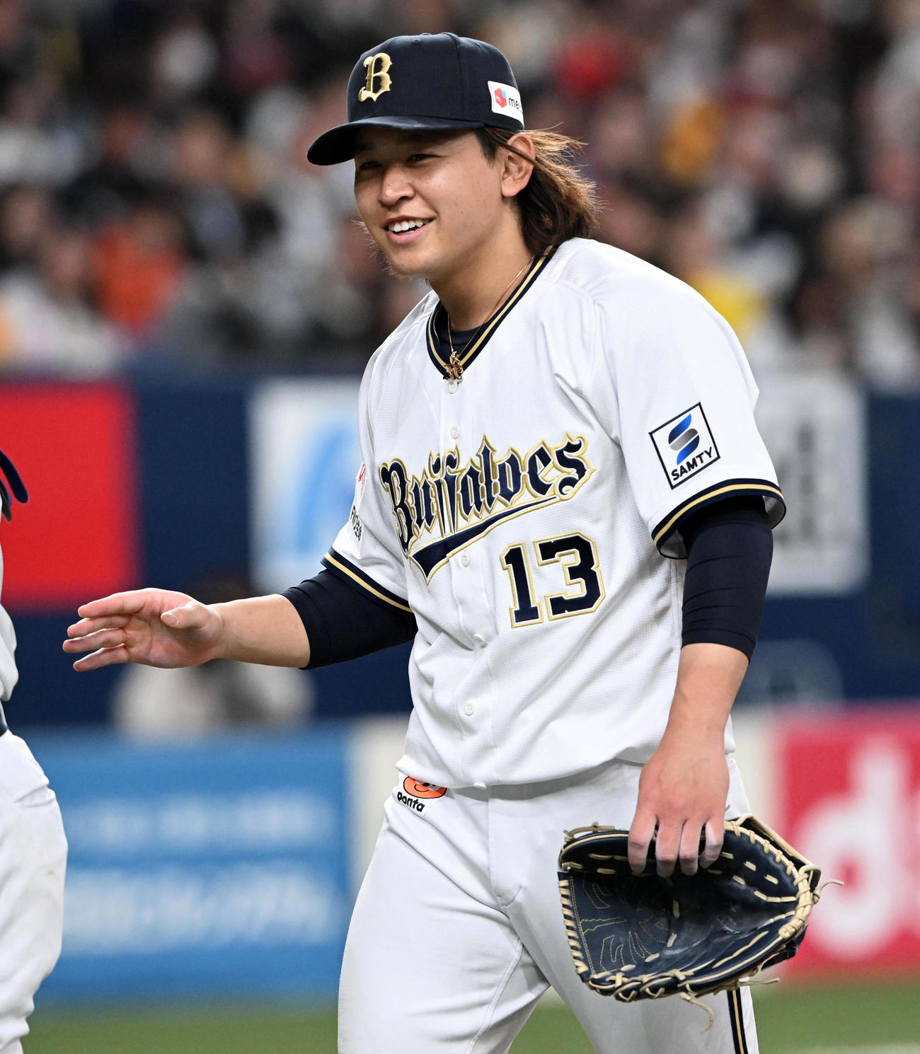 オリックス対阪神　5回、笑顔でベンチに戻る宮城（撮影・前岡正明）