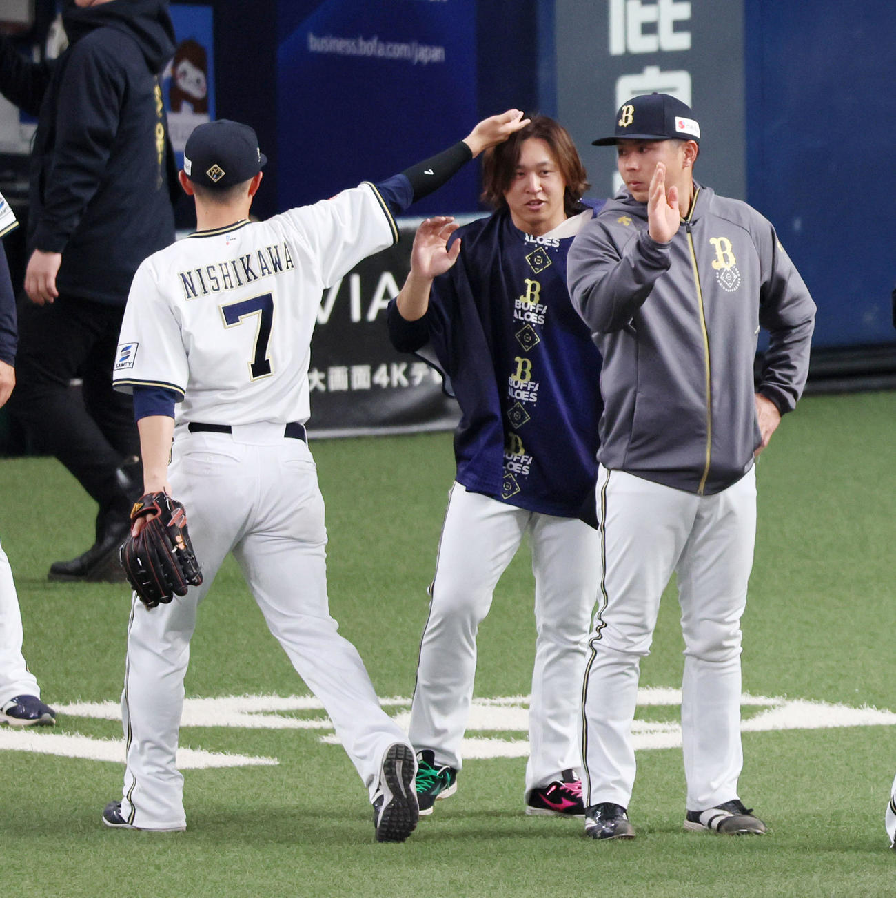 オリックス対阪神　阪神に勝利し手を出してナインを出迎える宮城（右）は西川龍馬が出す「高めのタッチ」にあれれ…（撮影・加藤哉）