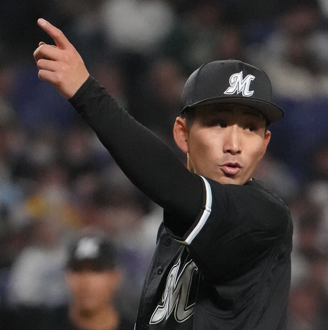 中日対ロッテ　4回裏中日1死一塁、木下のハーフスイングをアピールする小島（撮影・森本幸一）