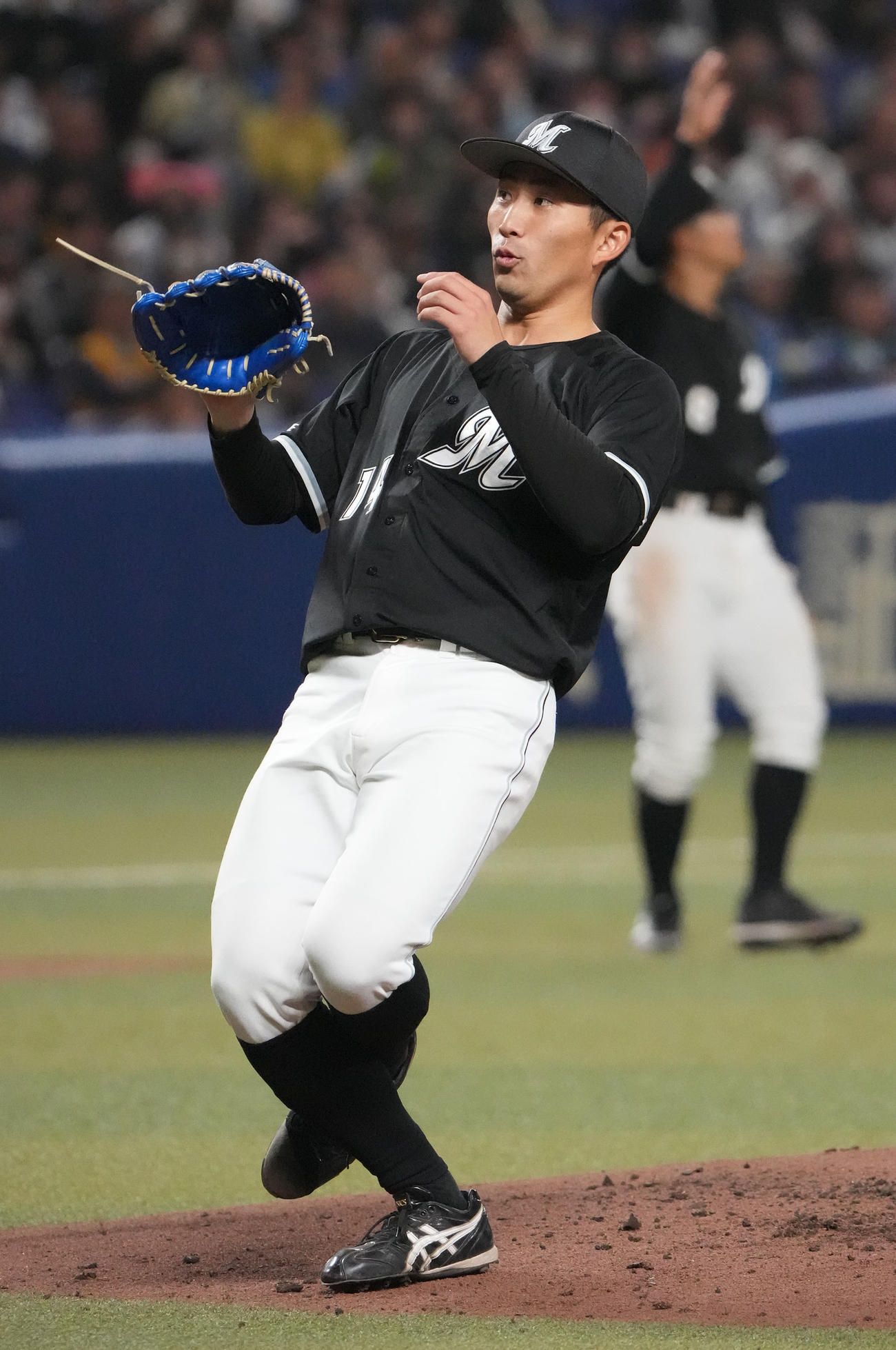 中日対ロッテ　4回裏中日1死一塁、アピールみのらずガックリの小島（撮影・森本幸一）