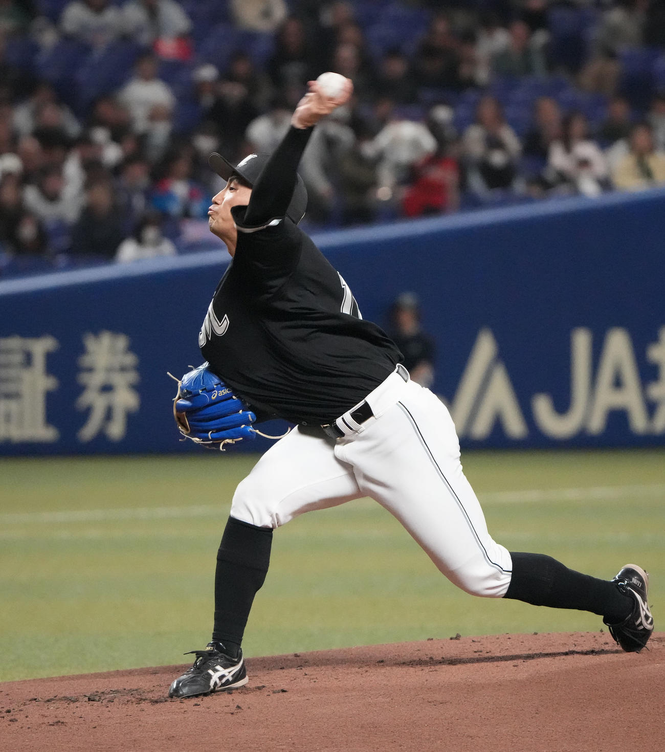 中日対ロッテ　1回裏、登板するロッテ先発の小島（撮影・森本幸一）