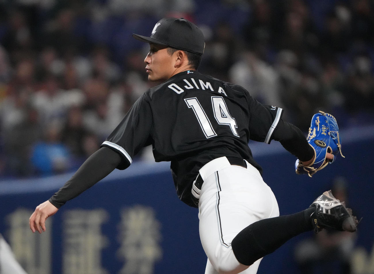 中日対ロッテ　1回裏、登板するロッテ先発の小島（撮影・森本幸一）