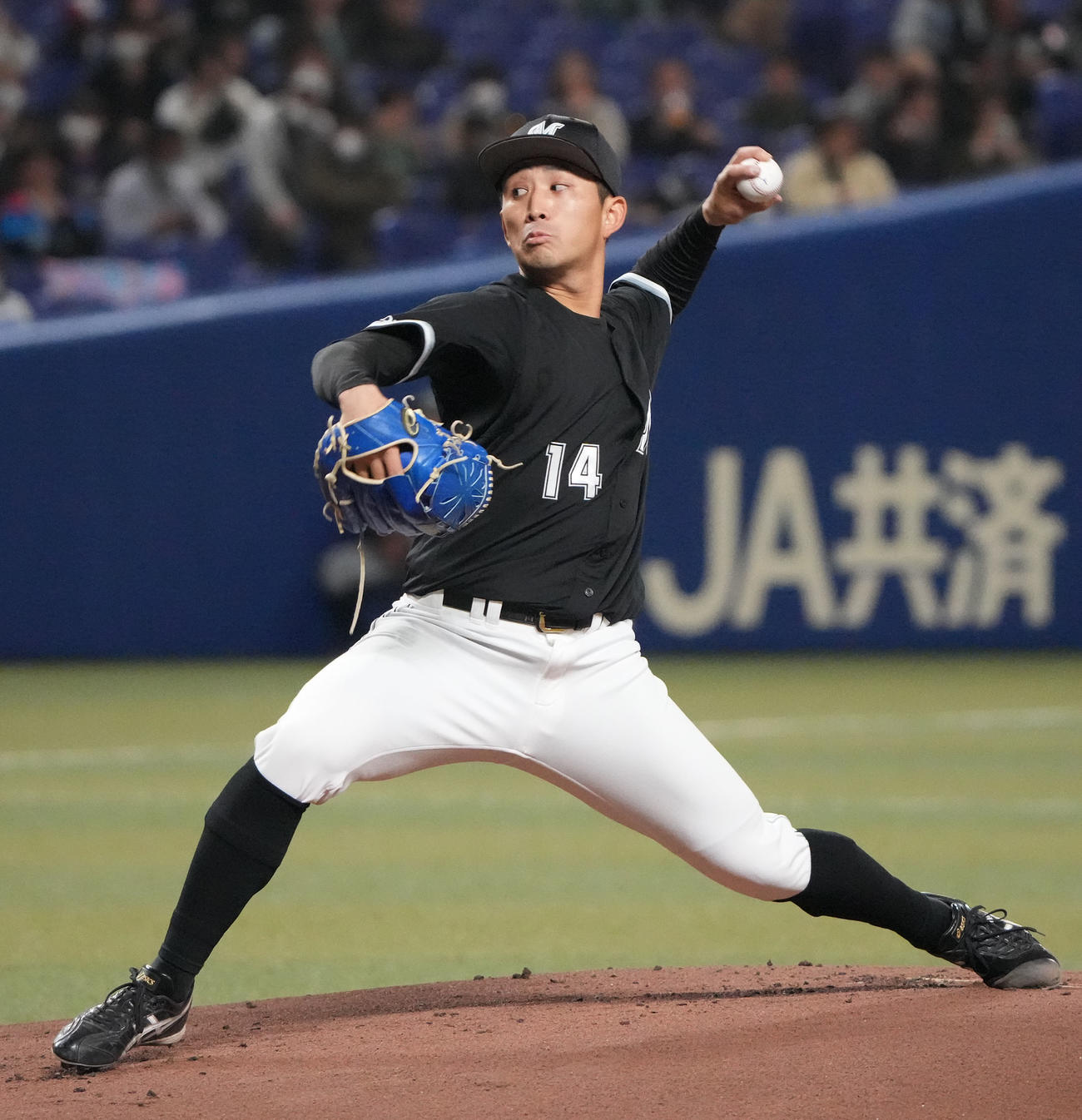 中日対ロッテ　1回裏、登板するロッテ先発の小島（撮影・森本幸一）