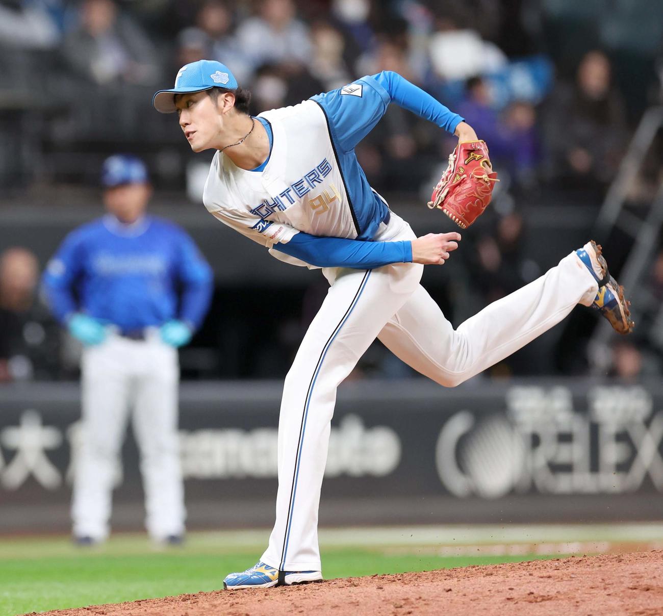 日本ハム対DeNA 8回に登板の福島（撮影・黒川智章）